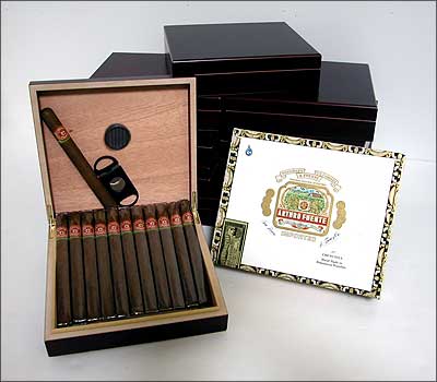 Humidor & Arturo Fuente Churchill Cigars
